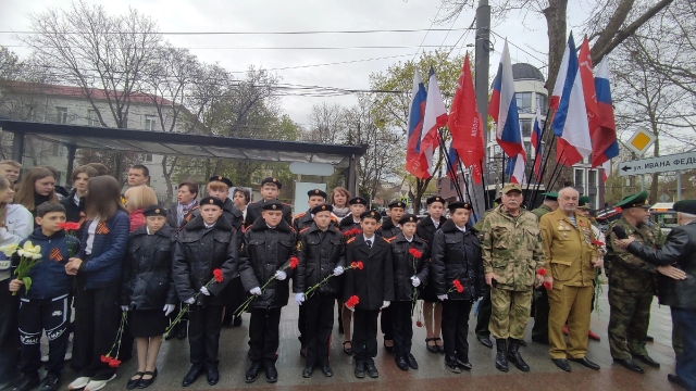 Возложение цветов к Памятнику партизанам и подпольщикам